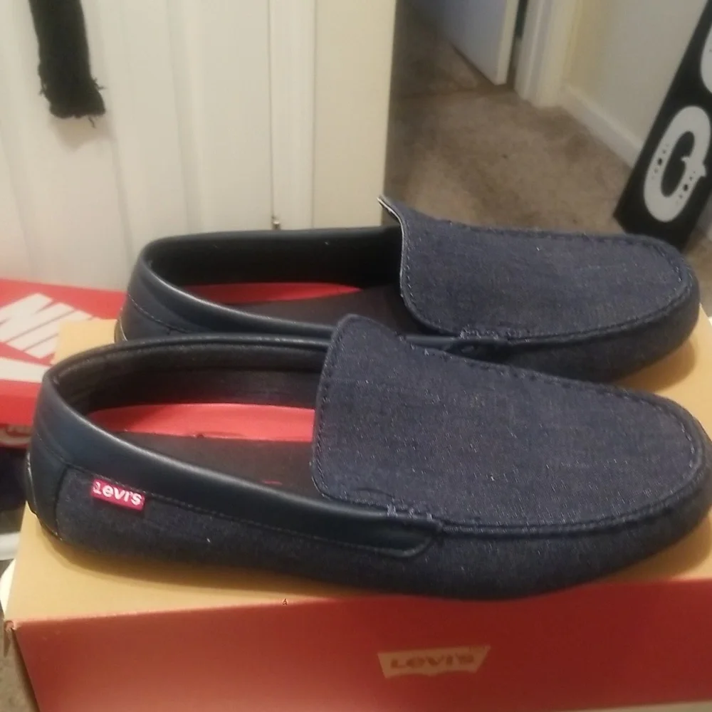 Shoes - Picture 3 of 8